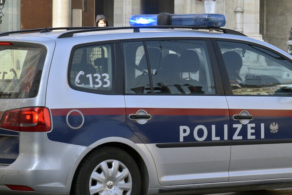 Brandenburger mit aufgemalten NS-Symbolen und verwahrlosten Hunden löst in Braunau Polizeieinsatz aus