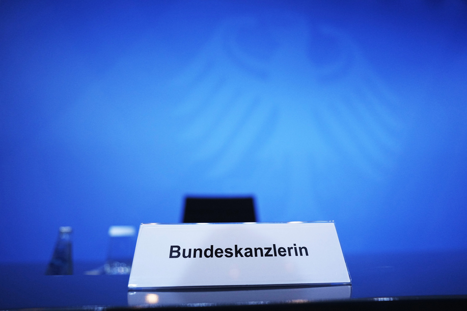 Die Bundeskanzlerin lässt auf sich warten. Seit Stunden warten Journalisten darauf, dass Angela Merkel (66, CDU) auf einer Pressekonferenz die Beschlüsse der Corona-Konferenz vorstellt.