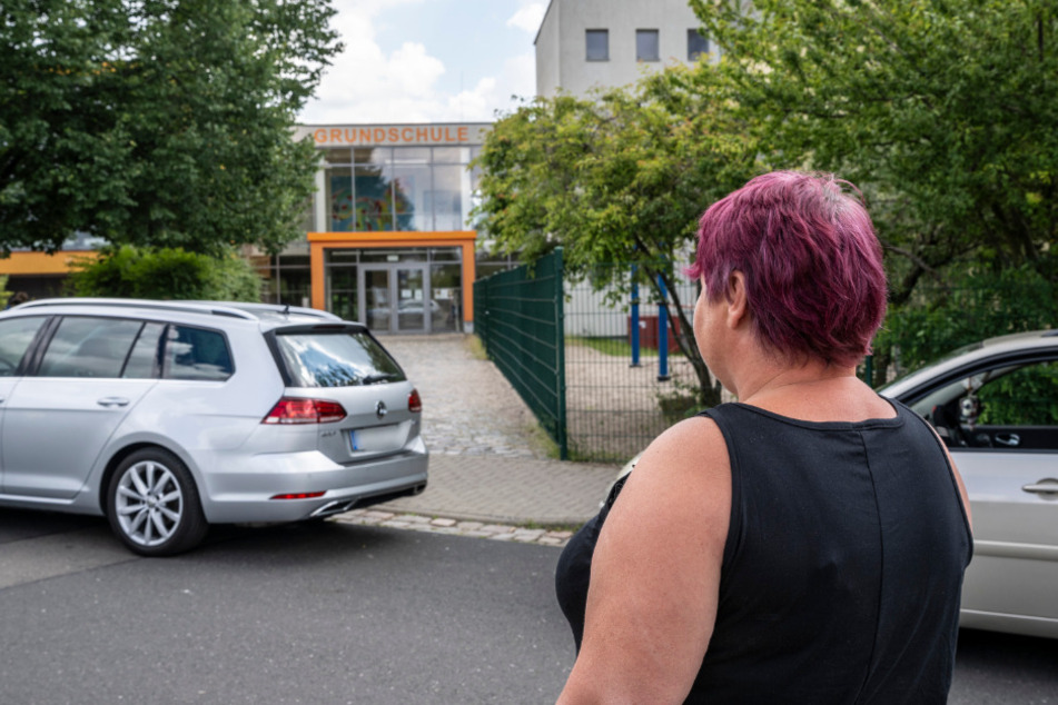 Die Mutter Annett Schmidt (48) machte sich vor der Grundschule "Am Holländer" Sorgen um ihre eigenen Kinder.