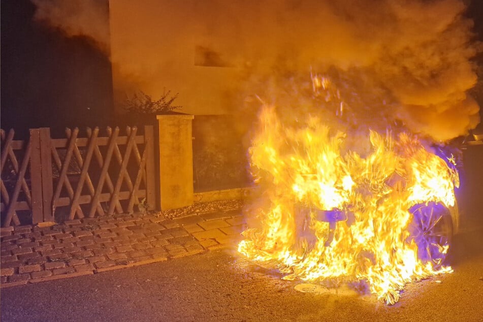 Schon wieder ein Feuer! Flammen zerstören Auto in Halberstadt