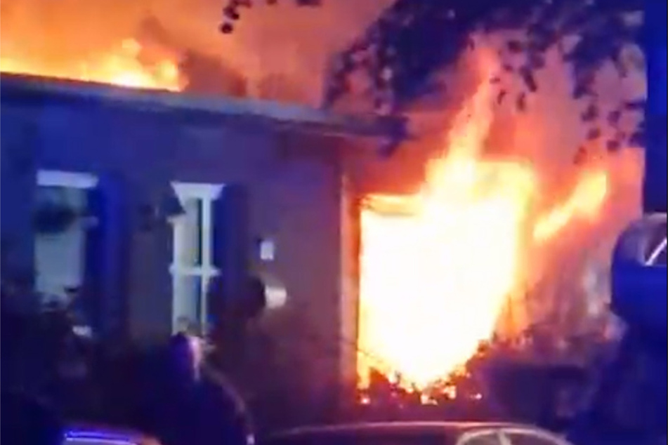 Das Handyvideo eines Zeugen zeigt, wie hoch die Flammen aus dem Gebäude schlugen.