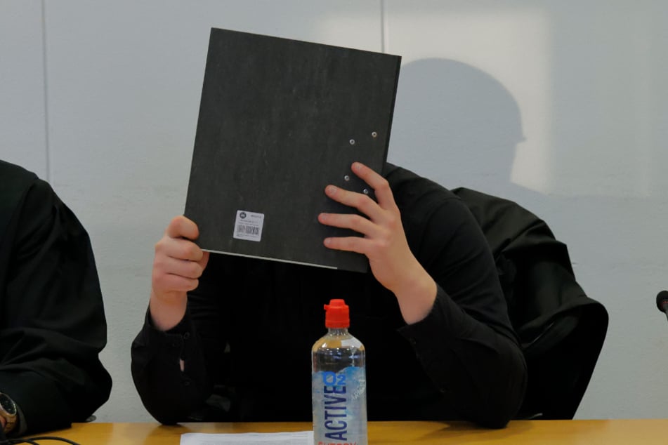 Pascal P. (25) verdeckte sein Gesicht.