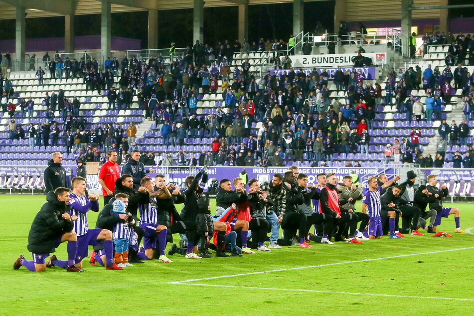 Kniefall, gekreuzte Hämmer - die FCE-Kicker bedankten sich nach dem ersten Saisonsieg auf die für Aue typische Weise bei den Fans.