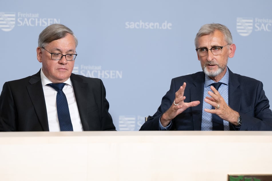 Verfassungsschutzpräsident Dirk-Martin Christian (63, l.) und Innenminister Armin Schuster (63, CDU) haben ein Auge auf die Aktivitäten der AfD.