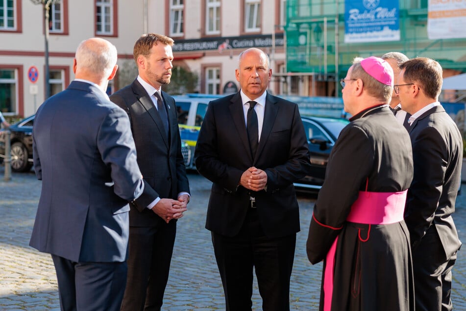 Der Weilburger Bürgermeister Johannes Hanisch (2.v.l.), Hessens Innenminister Roman Poseck und der Limburger Bischof Georg Bätzing (2.v.r) vor dem Gedenkgottesdienst für Pawlos.
