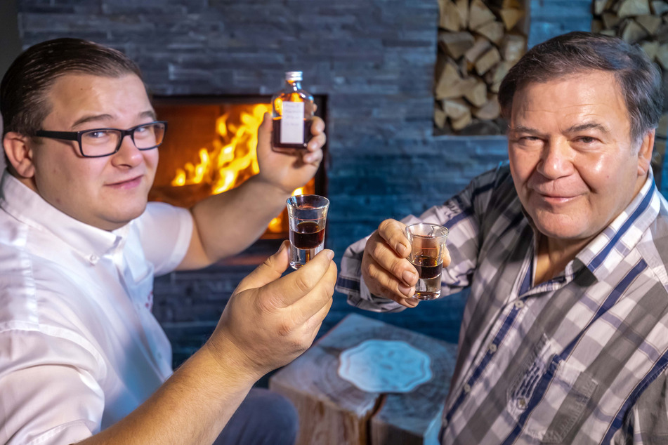 Constantin (31,l.) und Hartmut Funke (64) verkosten eine Probe des neu produzierten historischen Magenbitters.