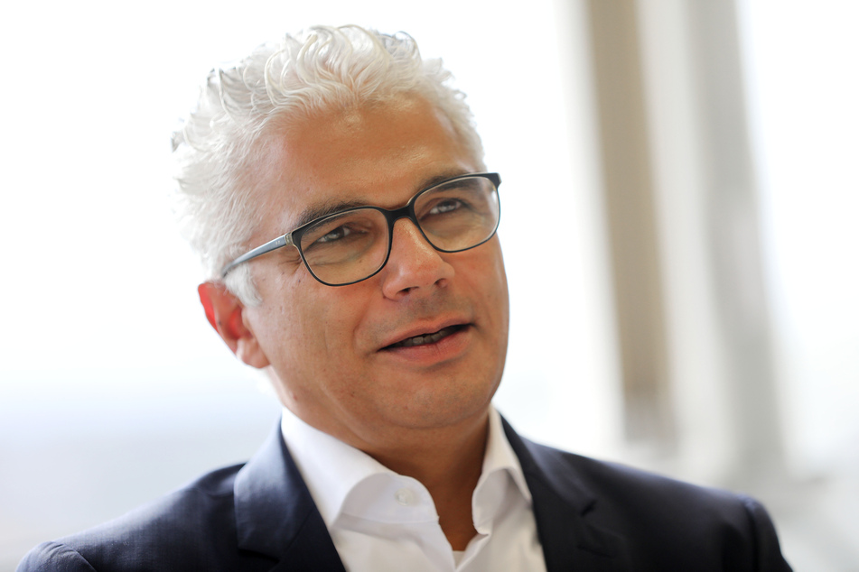 Ashok Sridharan (CDU), Oberbürgermeister von Bonn, spricht während eines Interviews.