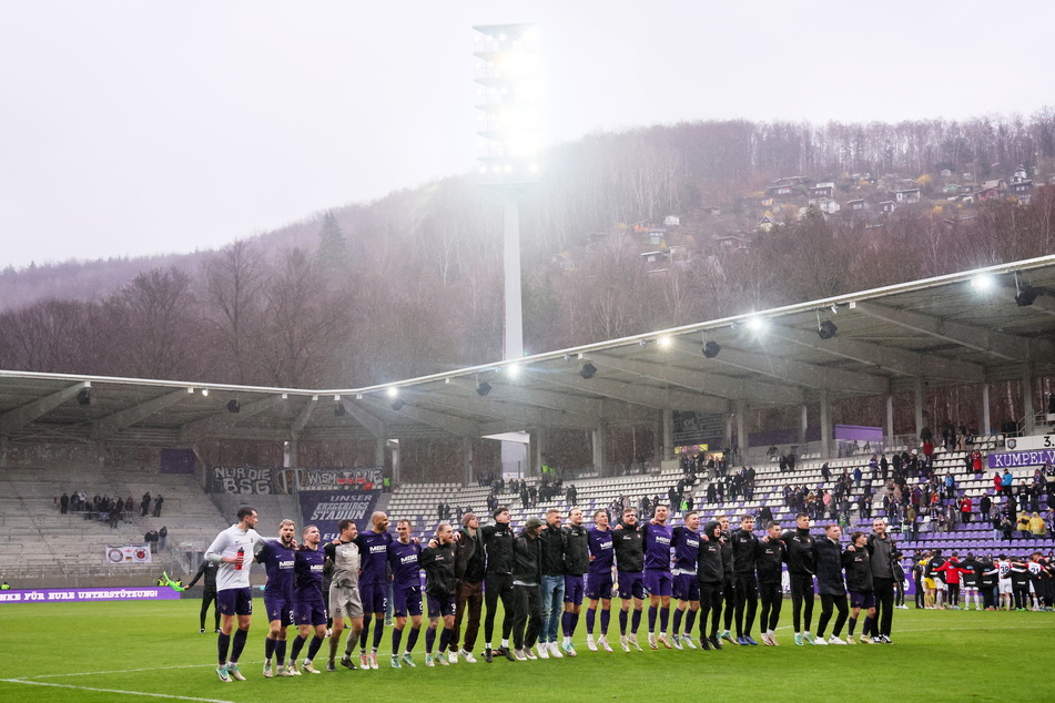 Am Ende störte auch der Regen nicht. Die Mannschaft feierte mit ihren Fans den verdienten Sieg gegen Viktoria Köln.