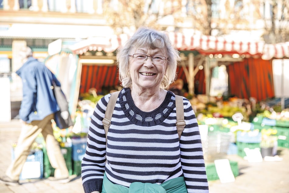 Ingrid Böhme (74) wurde oft mit einer Nelke beschenkt.