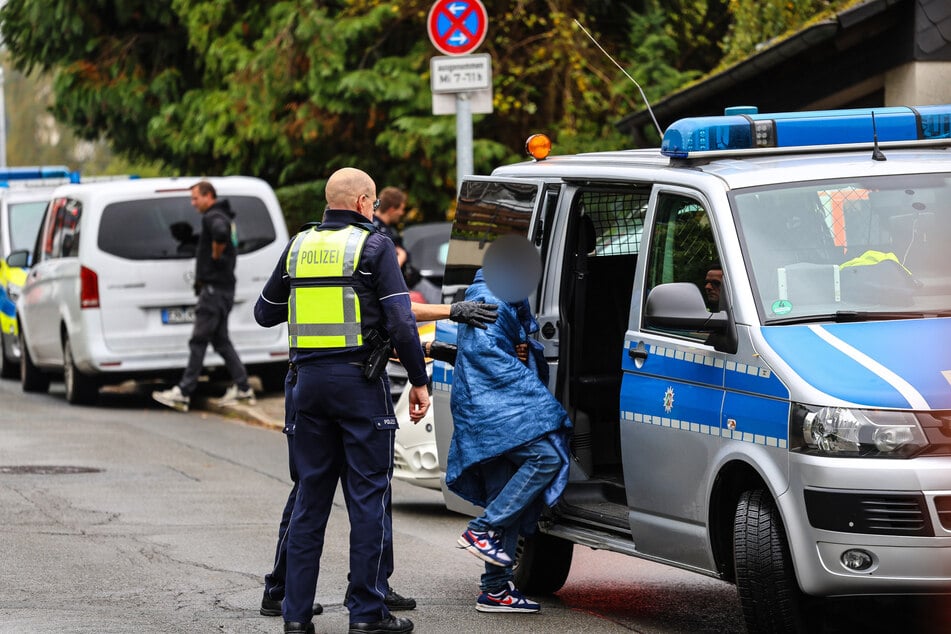 Die Polizei hat den 15-jährigen Adoptivsohn der Bürgermeisterin mitgenommen. Dies sei jedoch nur eine Vorsichtsmaßnahme, damit keine weiteren Spuren verwischt werden.