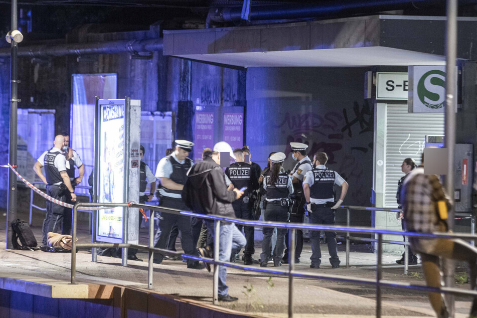 Die Polizei geht vor Ort ihrer Arbeit nach.