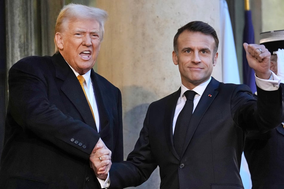 Dezember 2024: Der französische Präsident Emmanuel Macron (47,r.) begrüßt den damals designierten US-Präsidenten Donald Trump (78) bei seiner Ankunft im Elysee-Palast.