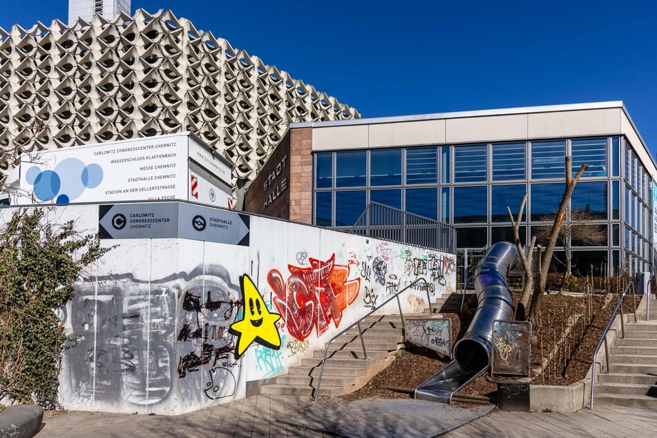 An der Treppe zur Stadthalle wurde eine neue Hecke gepflanzt.