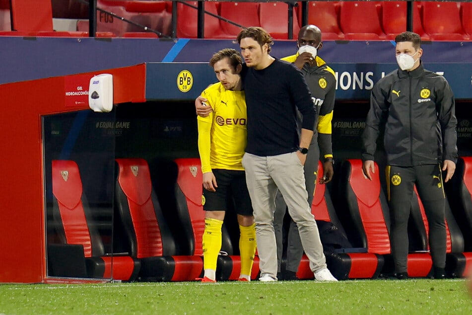 Felix Baslak (22, links) naast coach Eden Terzic (38, rechts) in de UEFA Champions League-wedstrijd tegen Sevilla.