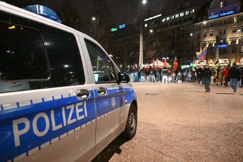 Leipzig: "Keine Interventionen": Dutzende Menschen demonstrieren in Leipzig gegen US-Angriff auf Venezuela