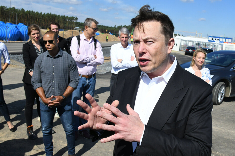 Elon Musk (50) bei der Baustelle der Tesla Gigafactory nahe Berlin in 2020. Der Bau wurde ohne offizielle Genehmigung begonnen.