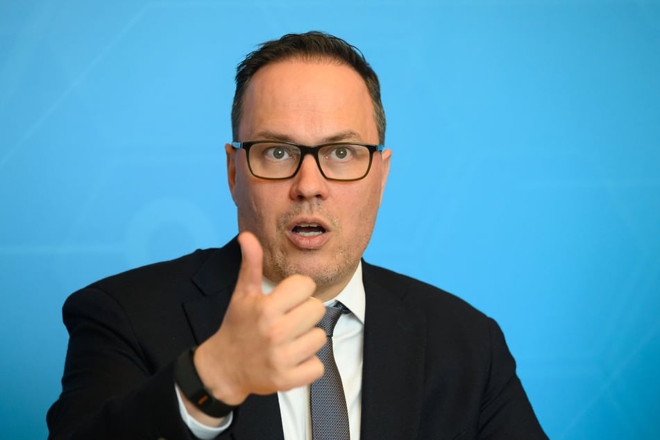 Sachsens Wirtschaftsminister Dirk Panter (57, SPD) spricht sich für eine chinesische Beteiligung am Zwickauer VW-Werk aus.