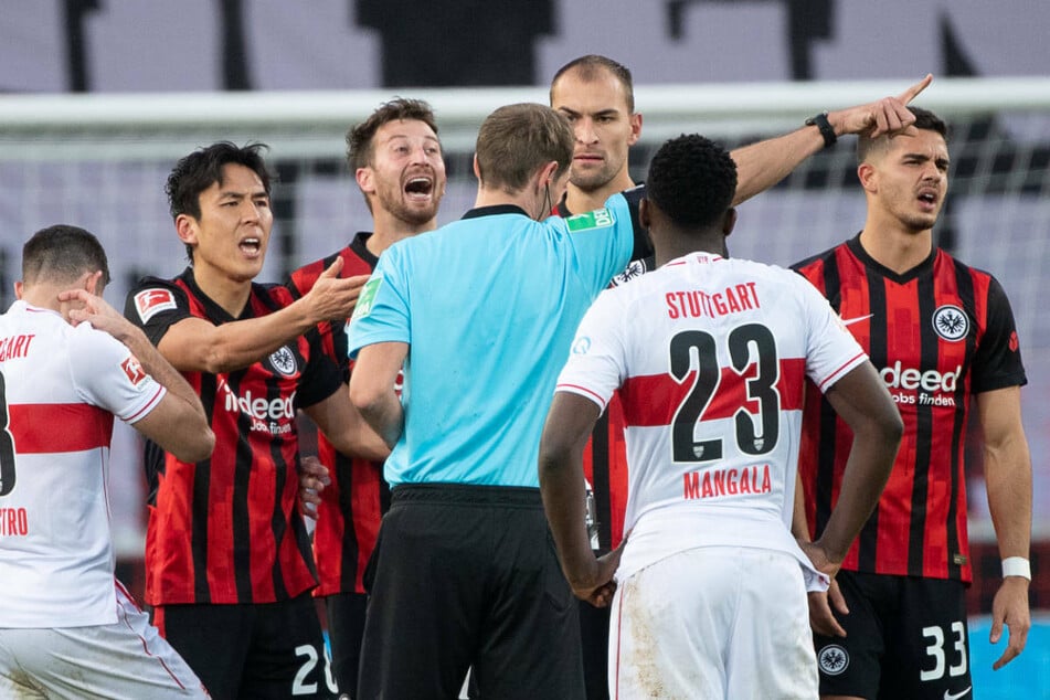 Hitzig ging es im Hinspiel am 7. Spieltag zu: Eintracht Frankfurt hatte einen 0:2-Pausenrückstand aufgeholt und die umkämpfte Partie endete 2:2.