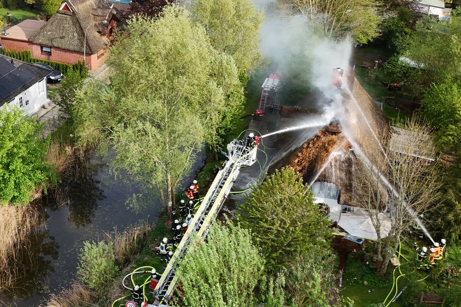 Am vergangenen Samstag stand wieder ein Reetdachhaus in Kudensee in Flammen.