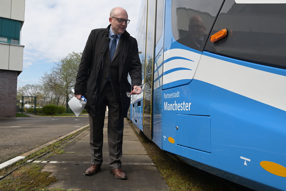 Auf gute Partnerschaft: OB Sven Schulze (51, SPD) und die CVAG-Tram "Manchester".