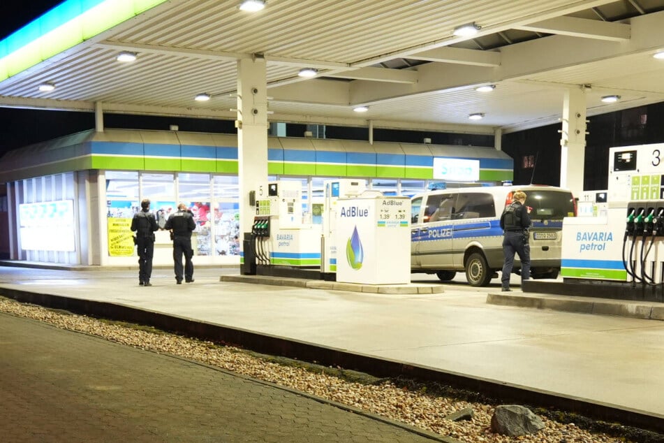 Beamte der Polizei an der "Bavaria Petrol"-Tankstelle in Leipzig-Grünau. Ein Mitarbeiter der Tankstelle verhinderte am Freitagabend offenbar auf mutige Weise einen Raubüberfall.