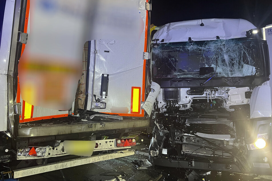 Zwei Lkw-Fahrer (64, 43) wurden schwer, ein dritter Trucker (31) leicht verletzt.