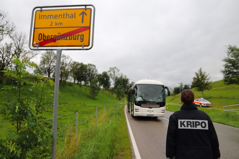 Eine Mitarbeiterin der Kripo geht im Juli 2020 auf den am Straßenrand stehenden Linienbus zu. Vor anderen Passagieren hat ein Mann in dem Bus seine getrennt lebende Ehefrau erstochen.