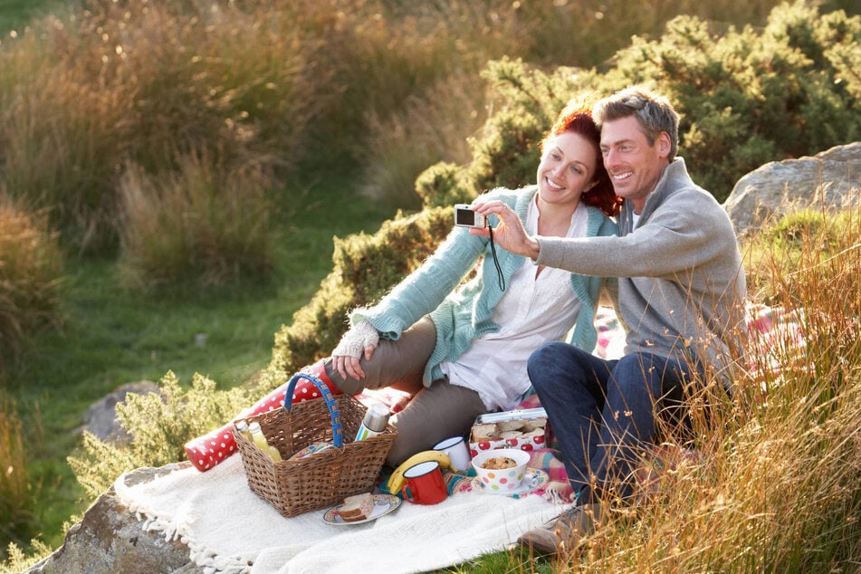 A picnic in fall is always a sweet idea! The classic day date is a perfect choice for all couples looking to save a few coins but who also want the romance.