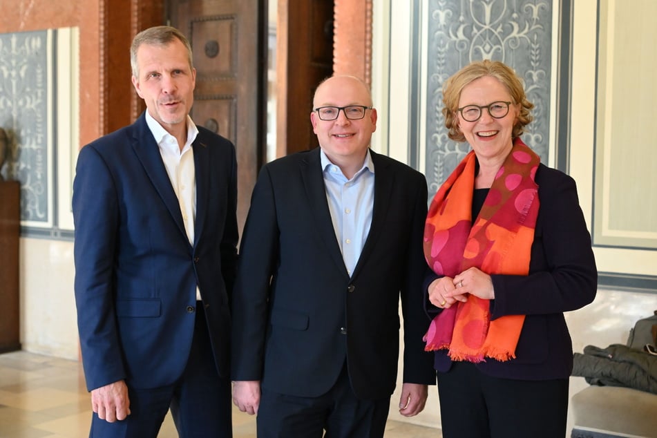 Martin Walden (59, DB), Ministerin Regina Kraushaar (61, CDU) und OB Sven Schulze (53, SPD) verständigten sich auf eine "schnelle und intensive Lösung" im Hickhack um die Streckenmodernisierung.