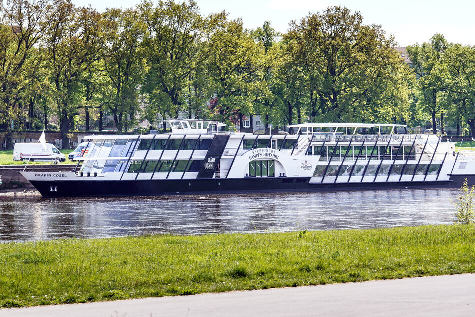 Auf dem Sonnendeck (oben rechts) des Salonschiffes "Gräfin Cosel" gibt's Roland Kaiser zu hören.