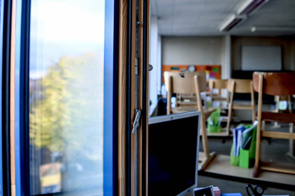 Bei einigen Lehrern bleibt das Fenster die ganze Stunde geöffnet - auch bei Temperaturen um die null Grad (Symbolbild).