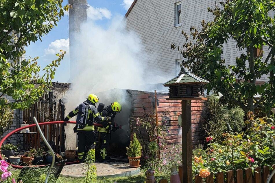 Die Kameraden der Feuerwehren aus Schkeuditz und Radefeld löschten den Brand.