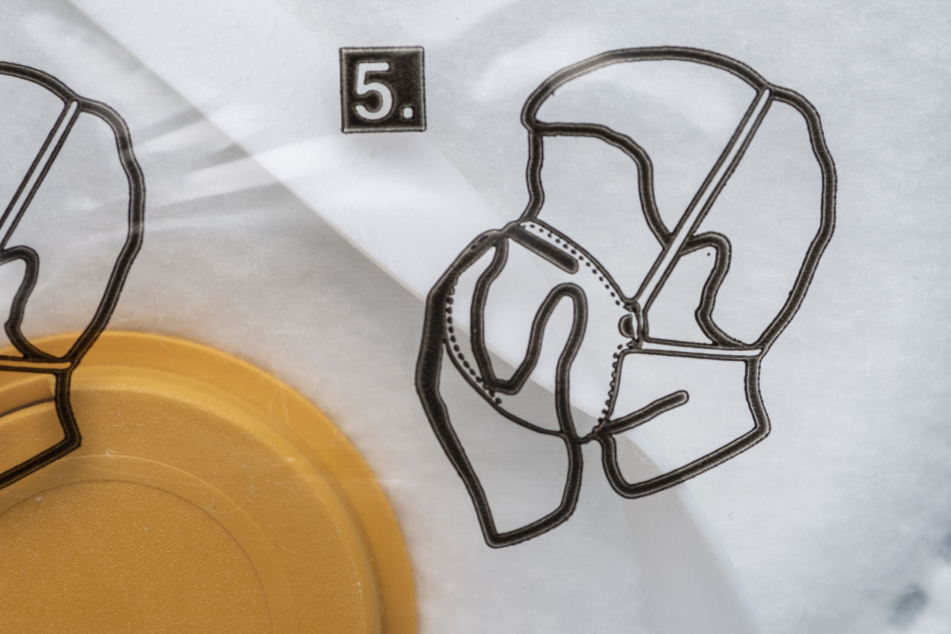 Der Mann könnte nun unter anderem wegen des Verstoßes gegen die Coronavirus-Vorschriften belangt werden. (Symbolbild)