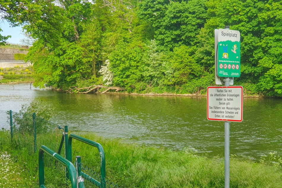 Der Spielplatz befindet sich unmittelbar am Neckar mit seiner teils starken Strömung.