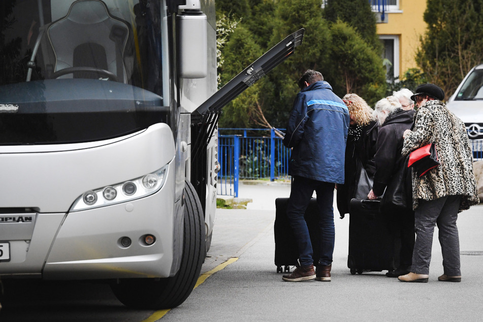 In den Reisebussen gilt Maskenpflicht, zudem soll ein Sicherheitsabstand eingehalten werden. (Symbolbild)