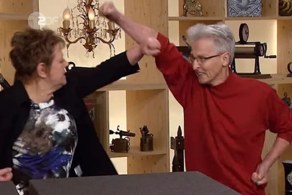 Bevor Uwe und Gabi Dräger bei "Bares für Rares" ihr Objekt verkaufen, legen sie eine Karate-Einlage hin.