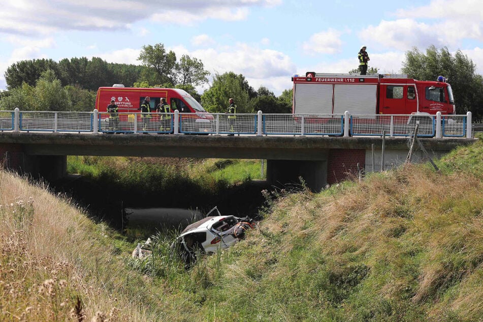 Der Wagen ist mehrere Meter tief eine Böschung hinabgestürzt.