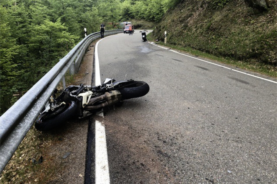 Der 60 Jahre alte Motorradfahrer wurde bei dem Unfall so schwer verletzt, dass er noch vor Ort verstarb.
