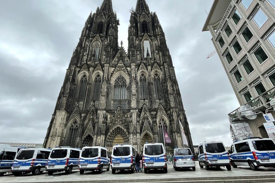 Zahlreiche Polizeifahrzeuge stehen zurzeit vor dem Kölner Dom, der ab sofort für Touristen geschlossen bleibt.