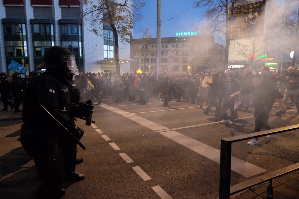 Nach der Demonstration der Stuttgarter Initiative "Querdenken" stehen Teilnehmer Polizisten gegenüber.