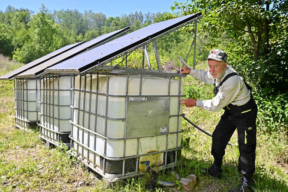 Stattet seinem "geliebten Baby" regelmäßig heimliche Kontrollbesuche ab: Dr. Eberhardt Janneck am Fuße des Hammerberges. Das Wasser wird mit solarstromangetriebenen Pumpen befördert.