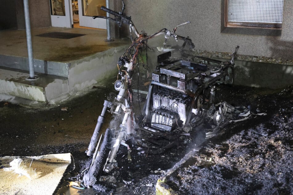 Chemnitz: Feueralarm in Chemnitz: Elektro-Rollstuhl steht in Vollbrand