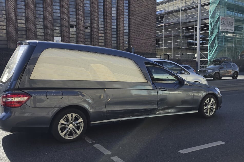 Am Bestattungsfahrzeug sind Schäden an der rechten Seite zu erkennen.