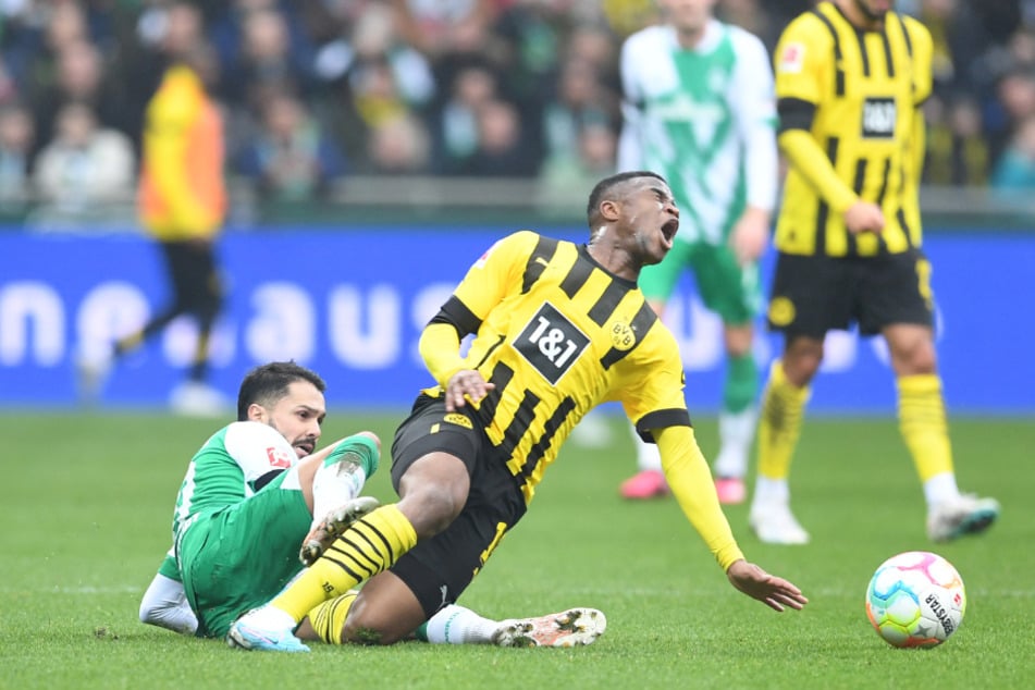 Mit schmerzverzerrtem Gesicht ging Youssoufa Moukoko (vorn) in der ersten Halbzeit zu Boden.