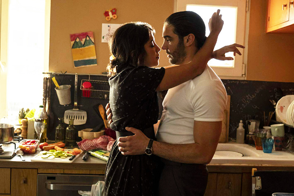 Farid (Tahar Rahim) und dessen Frau Amira (Leïla Bekhti) haben ihr ganzes Geld in den Club gesteckt. Farid hat sich dabei übernommen und wird von Geldeintreibern bedroht.
