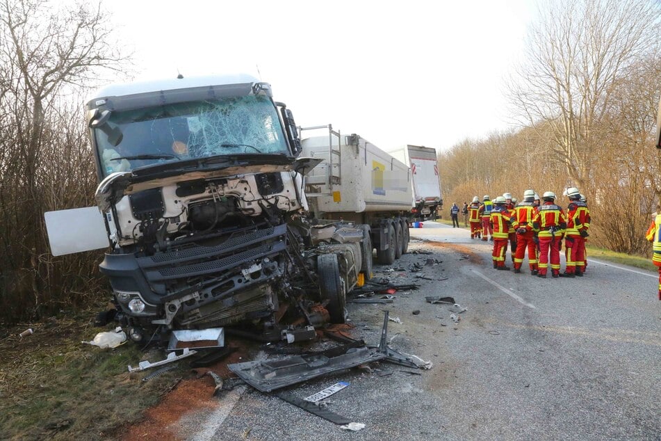 Rettungskräfte am Einsatzort. Rund um die Unfallstelle wurde die B205 beidseitig gesperrt.