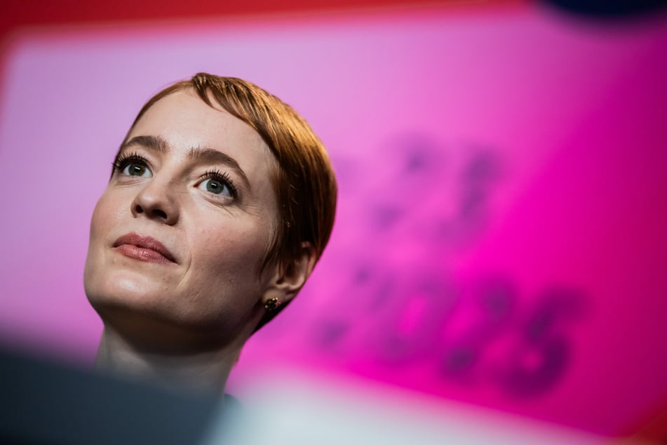 Schauspielerin Leonie Benesch (33) hat sich für ihre neue Rolle mit der Situation von Pflegekräften in Deutschland befasst.