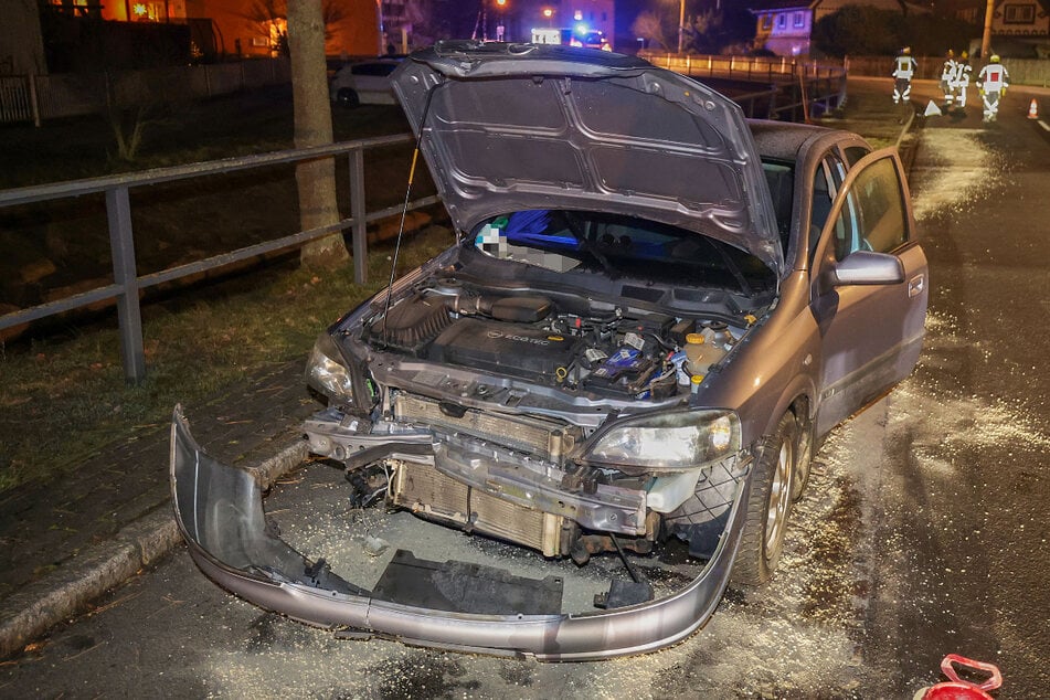 In Gersdorf krachte ein Opel gegen ein Brückengeländer.