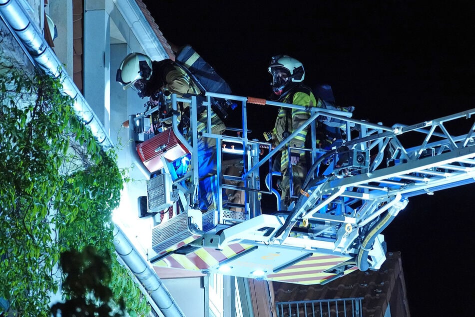Eine falsch entsorgte Kippe rief die Feuerwehr auf den Plan.