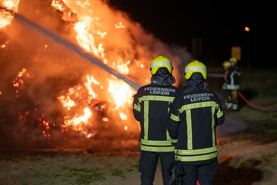 In der Nacht auf Dienstag sind mehrere Strohballen in Leipzig-Lindenthal in Flammen aufgegangen.